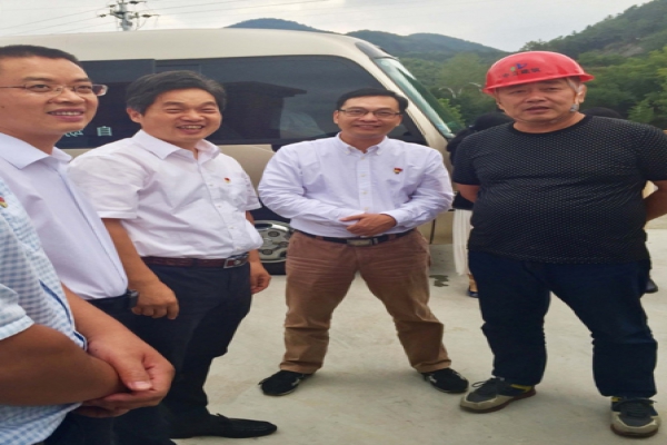 市委常委、區(qū)委書記葛學斌視察古堰畫鄉(xiāng)游客接待中心建設項目