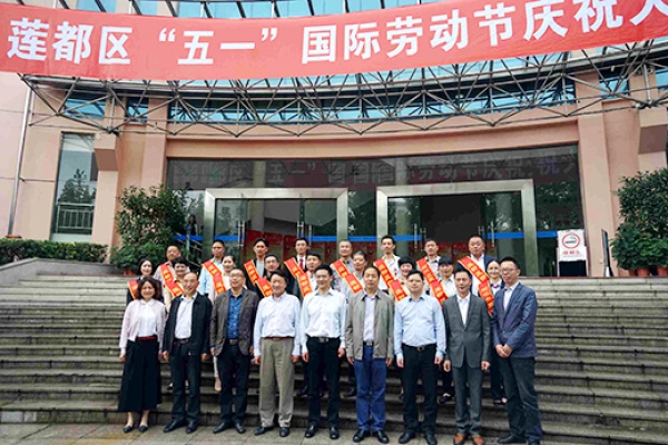 麗水市中立建筑工程有限公司董事長(zhǎng)兼總經(jīng)理周?chē)?guó)強(qiáng)榮獲蓮都區(qū)勞動(dòng)模范