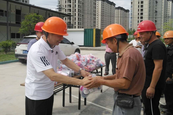 市建設(shè)局、市建筑業(yè)協(xié)會領(lǐng)導親臨現(xiàn)場慰問一線工人